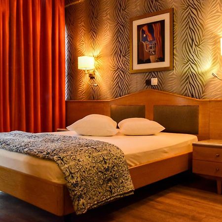 Eva Hotel Пирея Екстериор снимка