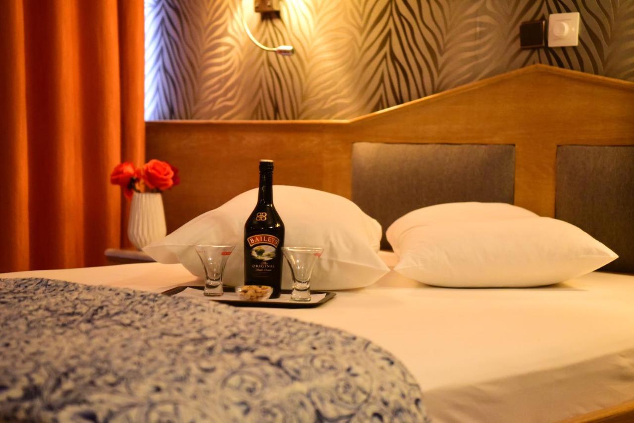 Eva Hotel Пирея Екстериор снимка