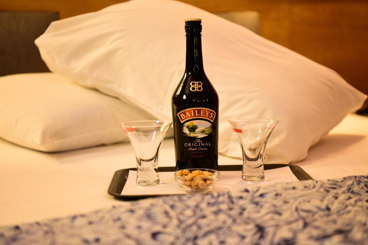 Eva Hotel Пирея Екстериор снимка