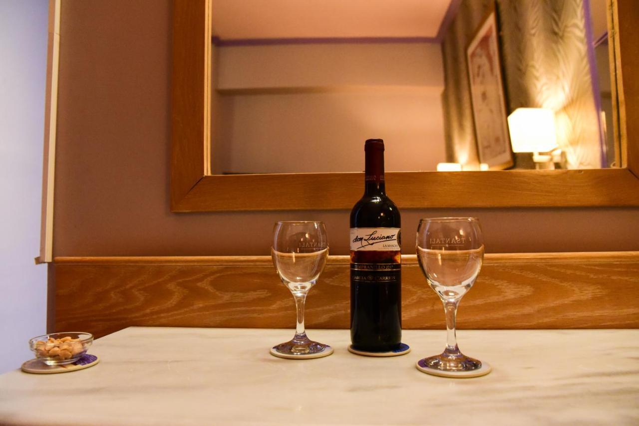 Eva Hotel Пирея Екстериор снимка