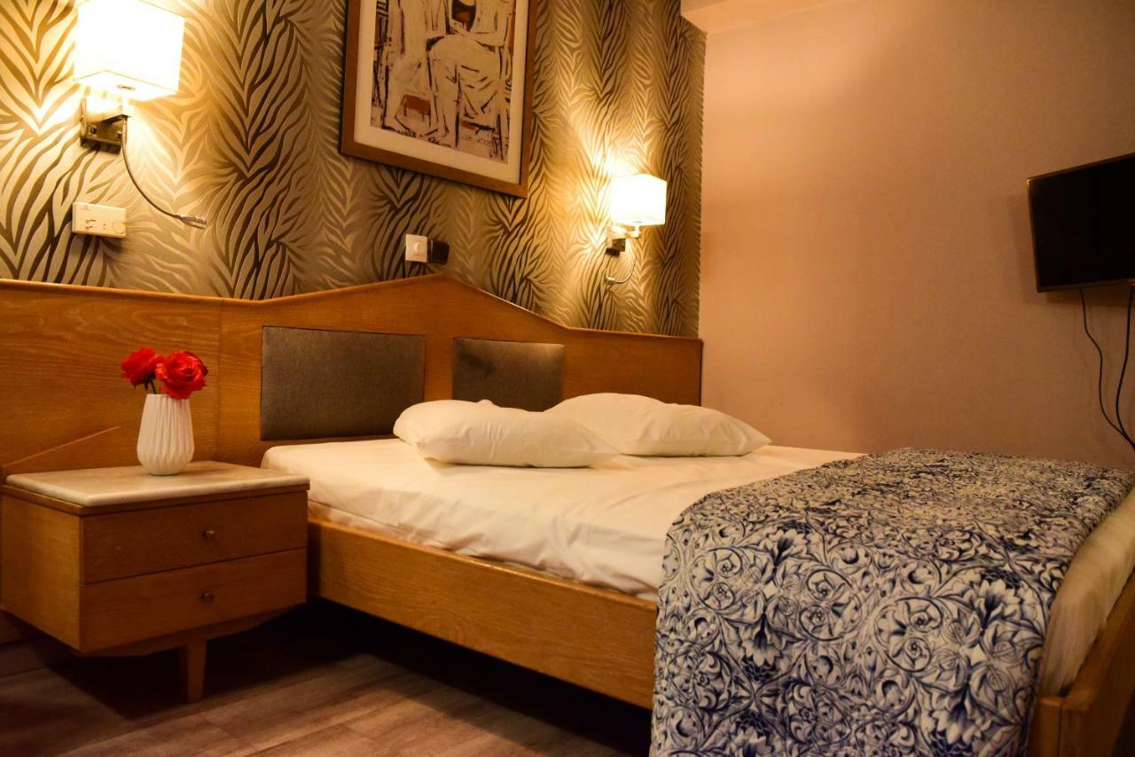 Eva Hotel Пирея Екстериор снимка