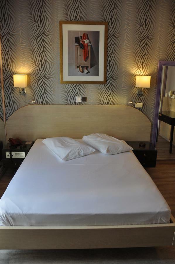 Eva Hotel Пирея Екстериор снимка